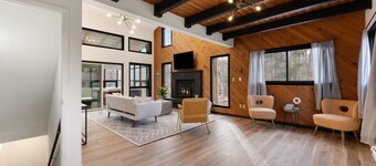 HUGE Private Deck - 5BR Modern Poconos Vacation