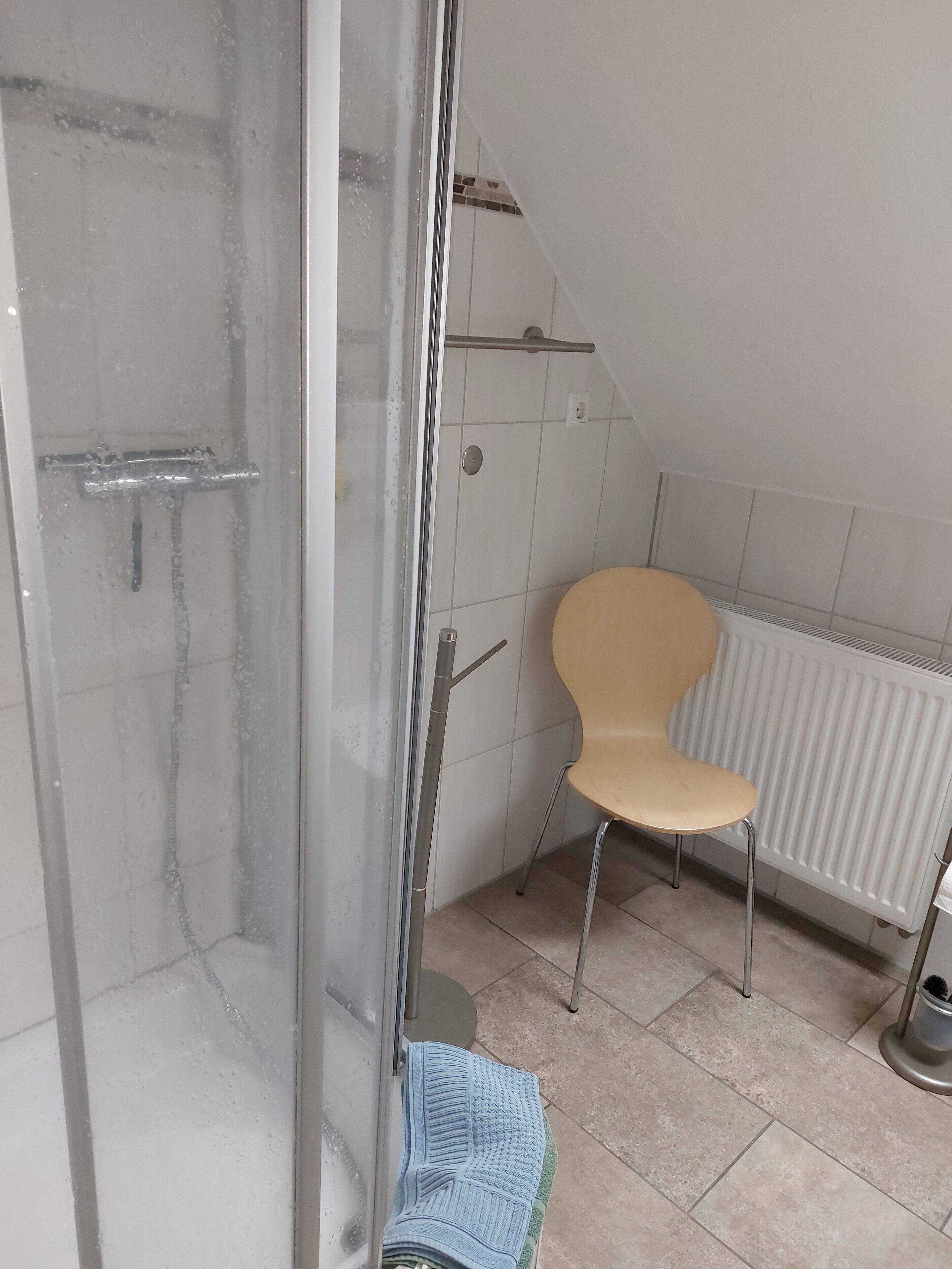 Douche, sèche-cheveux, serviettes fournies, savon