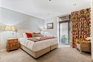 2 bedrooms, iron/ironing board, WiFi, bed sheets - Pembroke Summary:
Sit (Wanaka)