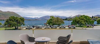 Luxurious Lakefront Apt w/ Stunning Views