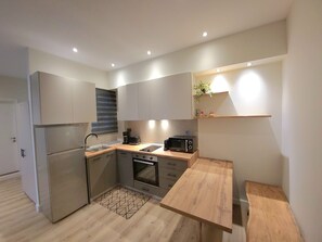 Kühlschrank, Mikrowelle, Ofen, Wasserkocher mit Kaffee-/Teezubehör