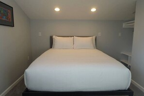 1 chambre, bureau, fer et planche à repasser, lit parapluie