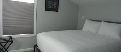 1 chambre, bureau, fer et planche à repasser, lit parapluie