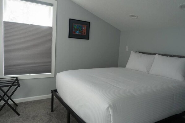 1 chambre, bureau, fer et planche à repasser, lit parapluie