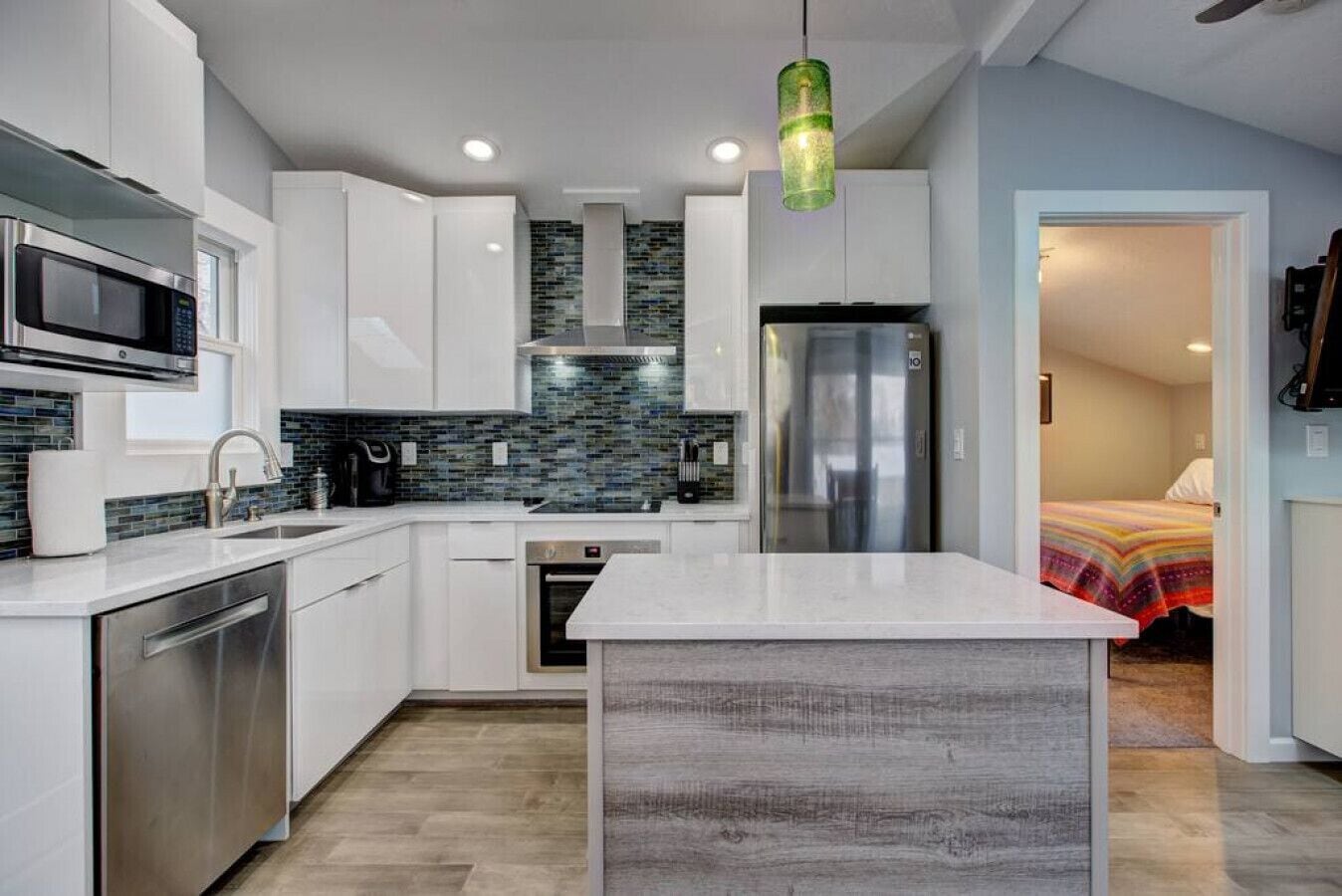 冷蔵庫、電子レンジ、オーブン、コンロ