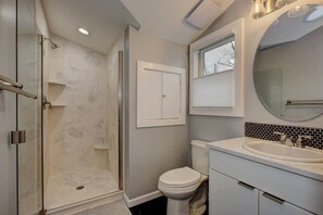 Sèche-cheveux, serviettes fournies