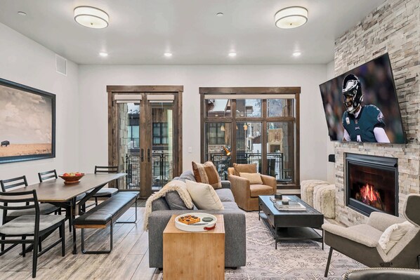 TV, fireplace, offices - Blackstone 2BR Walk to Lifts, Hot Tub / Pool / Gym (Park City)