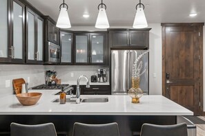 Fridge, oven, stovetop, dishwasher