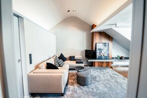 Living area - Luxurious 1BR Apt w Prkg & Jacuzzi Btub (Luxembourg City)