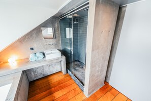 Apartment | Badezimmer | Badewanne und Dusche (separat), Komfortbadewanne