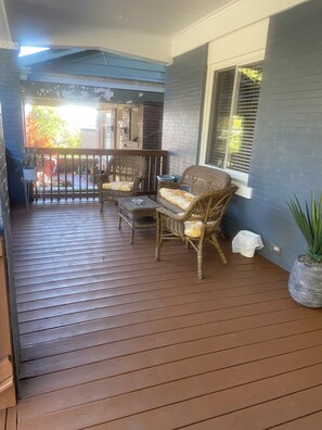 Terrace/patio - Comfortable and clean whole apartment, great for couples and friends getaways. (Pittsburgh)