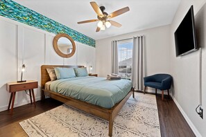 3 bedrooms, desk, iron/ironing board, travel crib