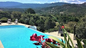 Una piscina con vista a un paisaje montañoso.
