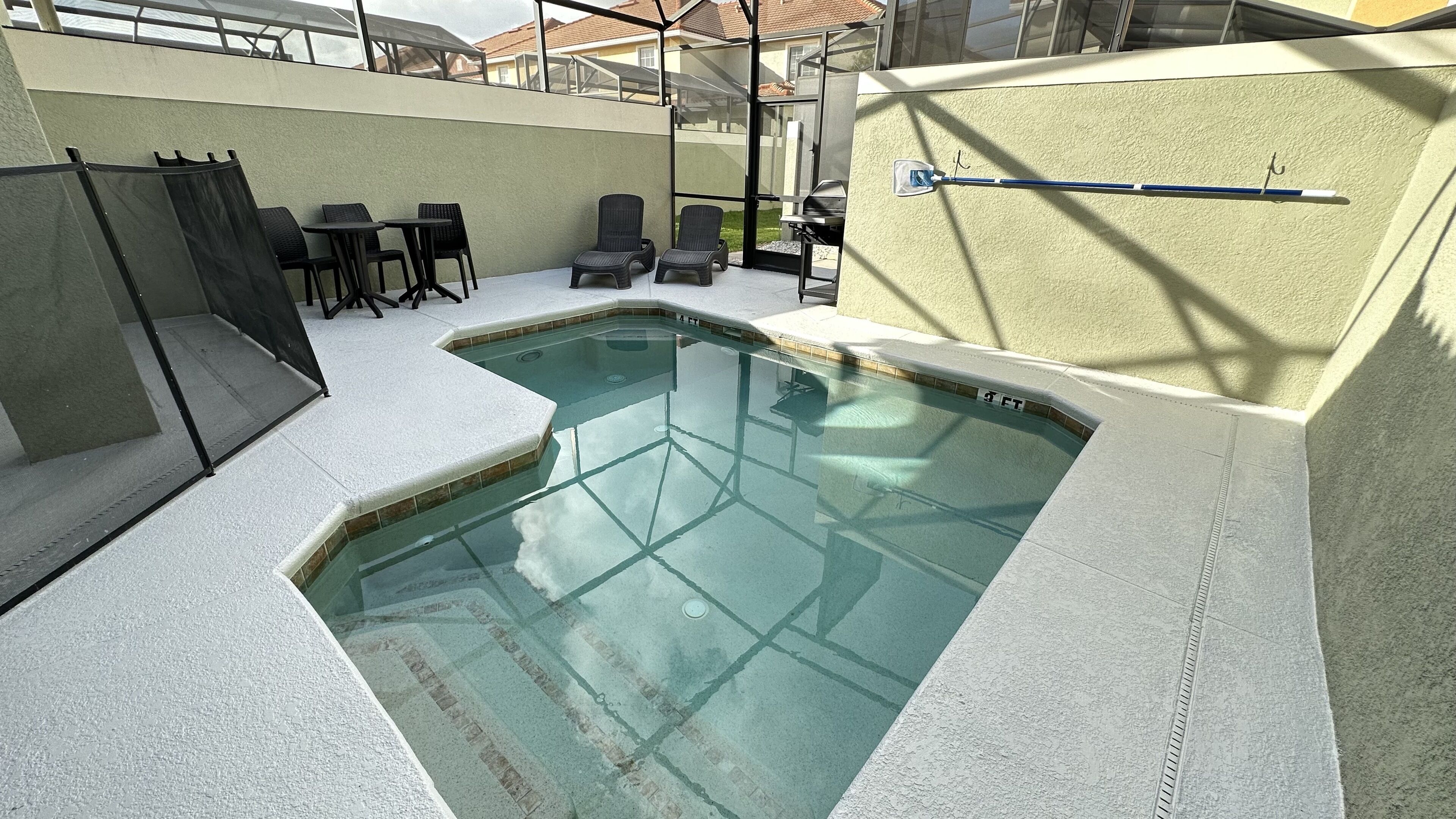 Cozy home with private pool and grill! 8965