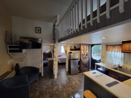 Small quaint cabin with outside hot tub! sleeps 6!