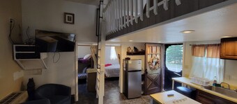 Small quaint cabin with outside hot tub! sleeps 6!