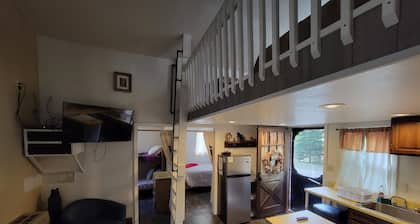 Small quaint cabin with outside hot tub! sleeps 6!