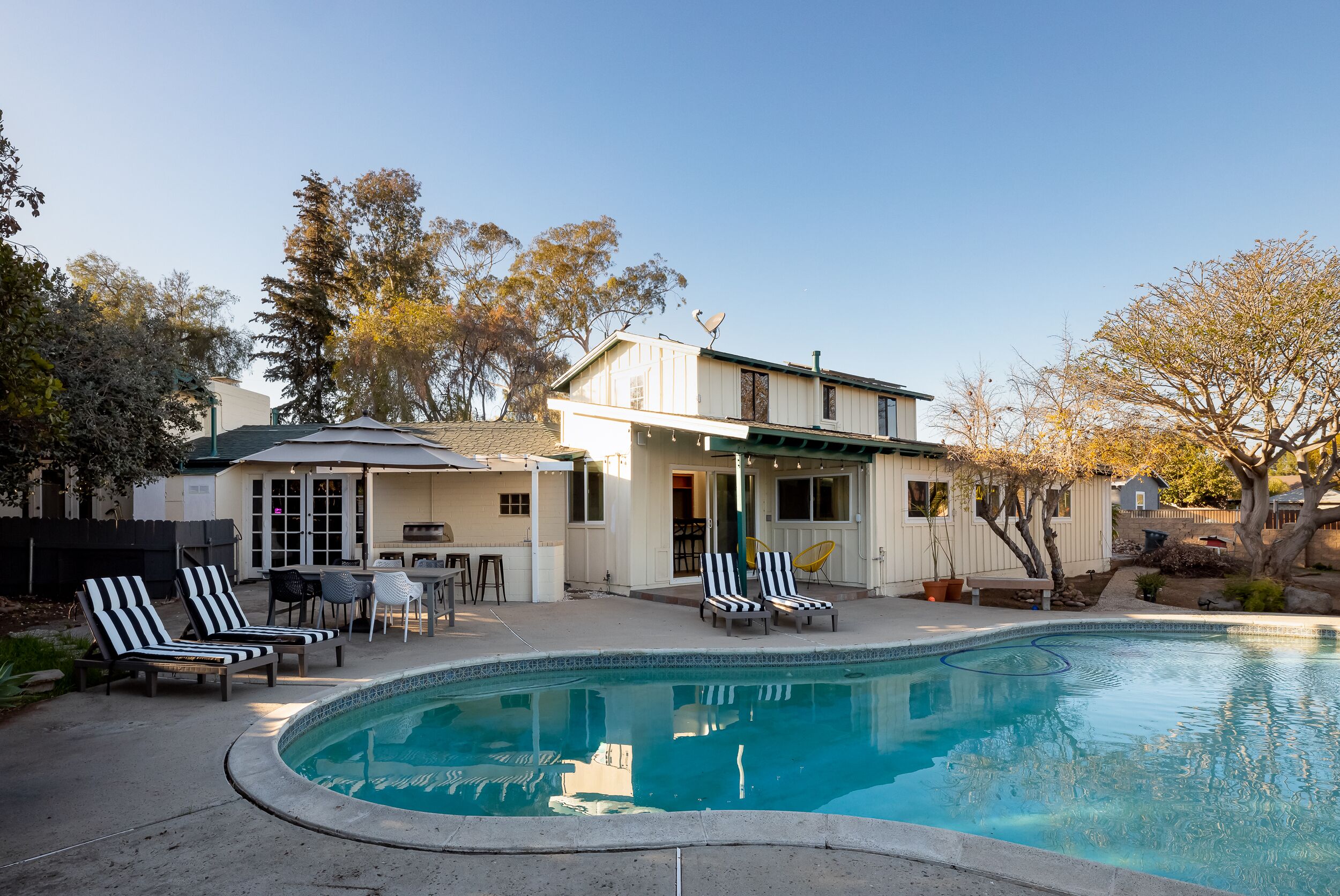 Large family home with pool, barbecue and mountain views! 