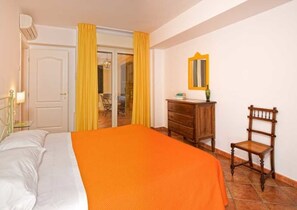 2 makuuhuonetta, tallelokero huoneessa, silitysrauta/-lauta