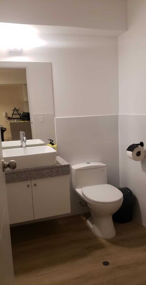 Douche, serviettes fournies, savon, shampoing