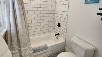 Bañera con ducha, secador de pelo, toallas