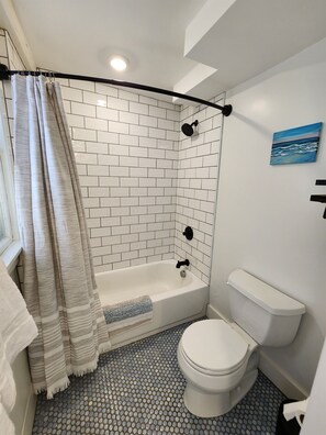 Combined shower/tub, hair dryer, towels
