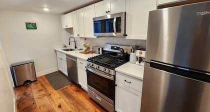 The Sailor’s Retreat – Cozy Historic Apartment Rental in Marblehead, MA