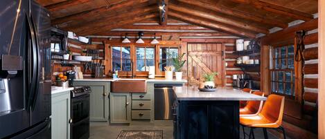 Een koelkast, een magnetron, een oven, een kookplaat