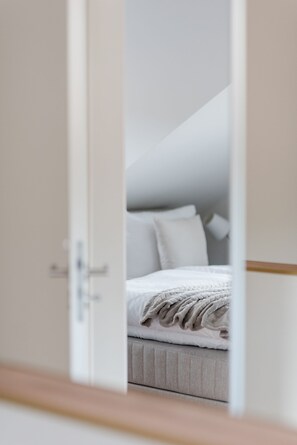 2 soverom, safe på rommet, strykejern/-brett og reiseseng for barn