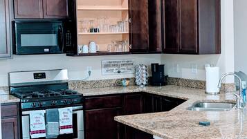 冰箱、微波炉、烤箱、炉灶