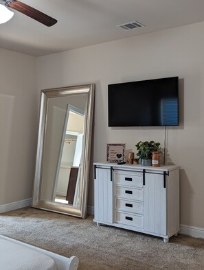 4 habitaciones, escritorio, tabla de planchar con plancha y wifi gratis