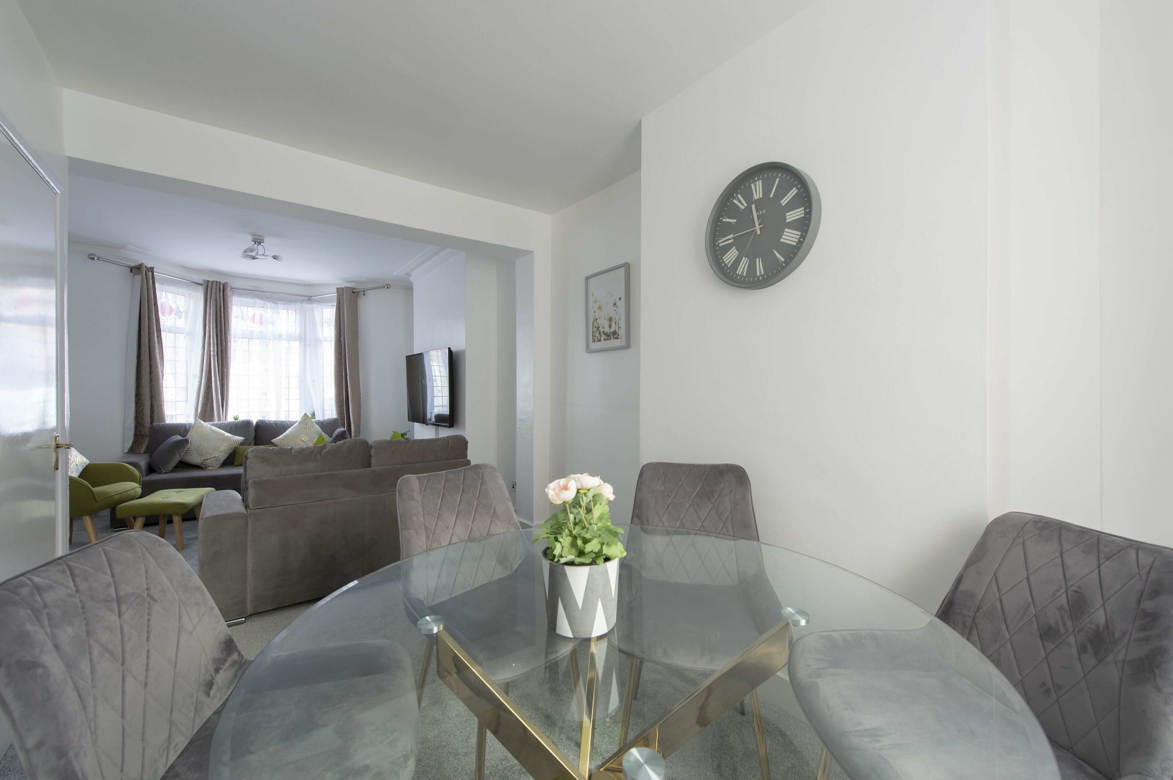 Een 55-inch smart-tv met satellietzenders en een televisie