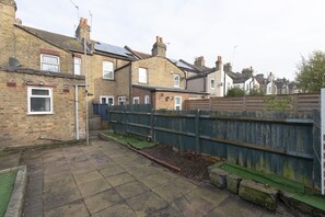 Garden - Fortified Three Bedroom Home (London)