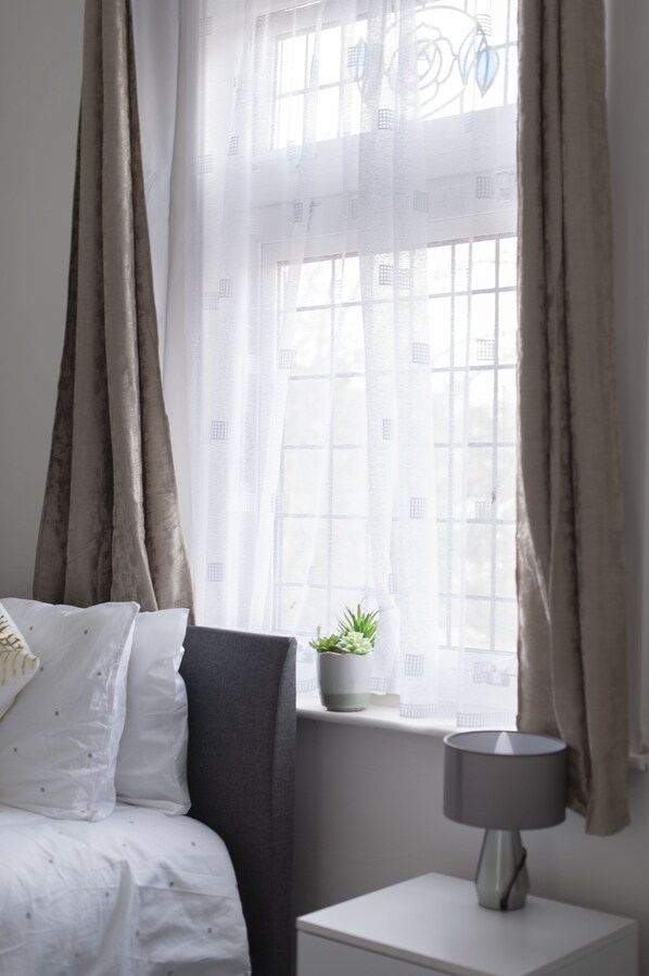 3 bedrooms, iron/ironing board, free WiFi, bed sheets - Fortified Three Bedroom Home (London)