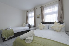 3 bedrooms, iron/ironing board, free WiFi, bed sheets - Fortified Three Bedroom Home (London)