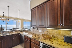 Condo, 3 habitaciones | Cocina privada | Refrigerador, horno, cafetera y tetera y tostadora 