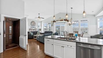 House, 4 Bedrooms | Private kitchen | Fridge, oven