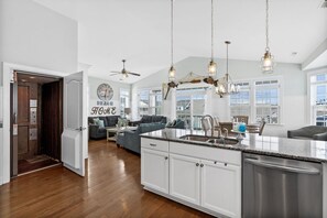 House, 4 Bedrooms | Private kitchen | Fridge, oven