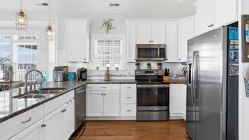 House, 4 Bedrooms | Private kitchen | Fridge, oven