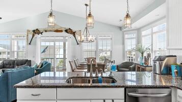 House, 4 Bedrooms | Private kitchen | Fridge, oven