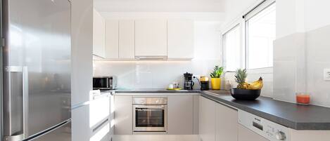 Geladeira, micro-ondas, fogão, lava-louças