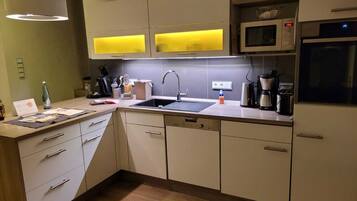 Frigorifero, microonde, piano cottura, lavastoviglie