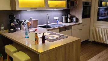 Fridge, microwave, stovetop, dishwasher