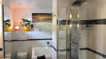 Douche, baignoire Ă jets, sĂšche-cheveux, serviettes fournies