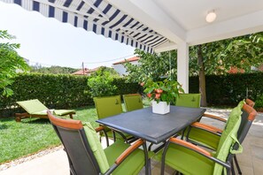Outdoor dining - Spacious Chic Residence - 3Bedroom Suite w Terrace (Zadar)