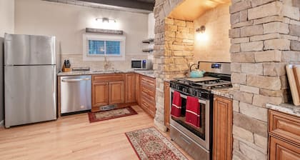 Close to downtown and Syracuse University with fire pit!