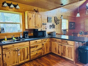 Fridge, microwave, oven, stovetop - Cozy family getaway right on Lake Wissota! (Chippewa Falls)