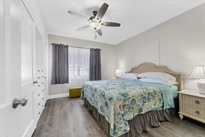 1 habitación, escritorio, tabla de planchar con plancha y cuna de viaje 