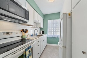 冷蔵庫、電子レンジ、オーブン、コンロ