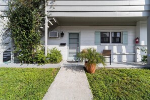 Exterior - Relax at the Blue Buttercup in Sarasota's sweet SouthSide village! (Sarasota)
